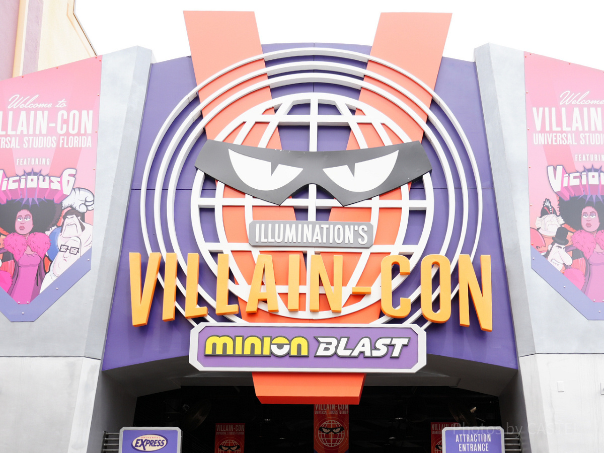 ヴィランコン・ミニオンブラストの大きなVの看板（写真はフロリダのもの）