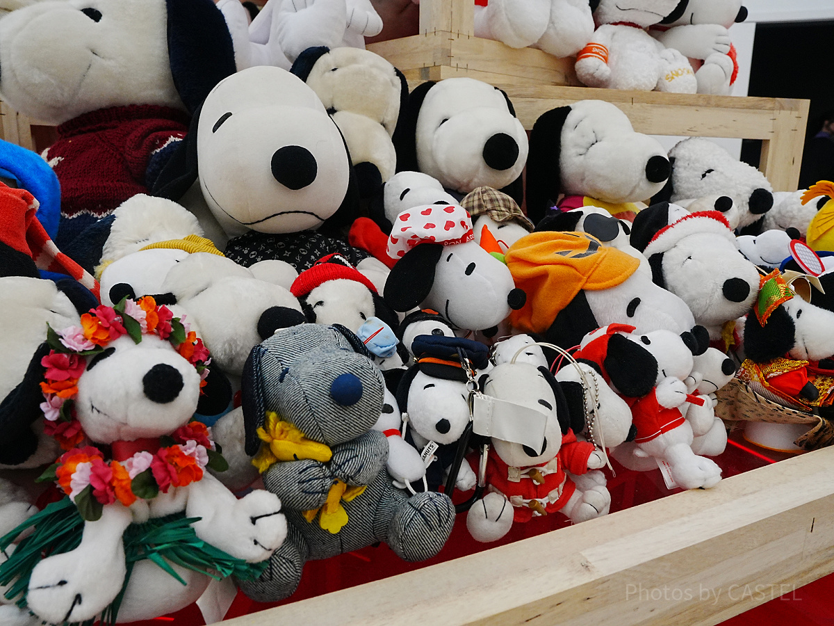 無数のスヌーピーグッズが並ぶワクワクする展示を楽しめます