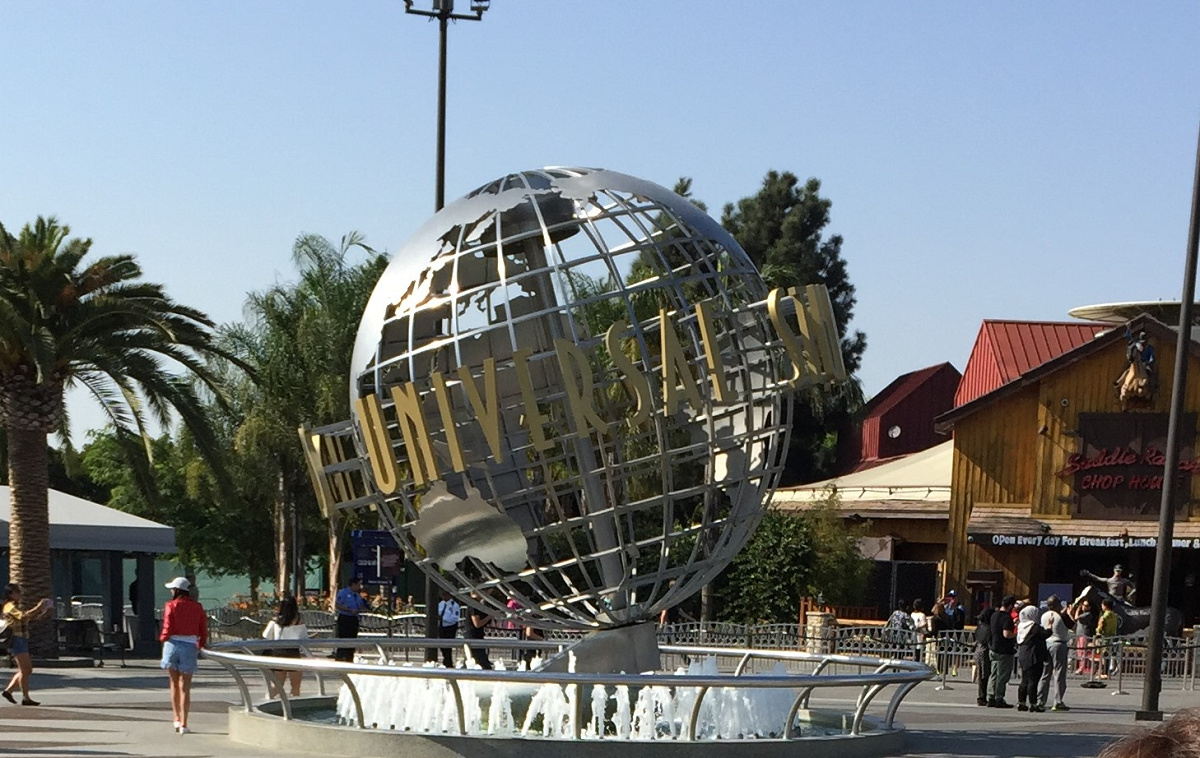 ユニバーサル・スタジオ・ハリウッドのエントランス前にある地球儀
