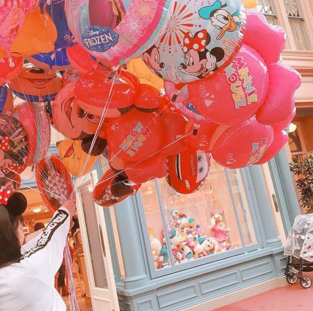販売中の風船と写真を撮る方法がある キャステル Castel ディズニー情報