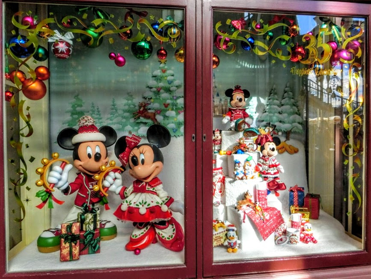 ワールドバザール内ショップのショーウィンドウ キャステル Castel ディズニー情報