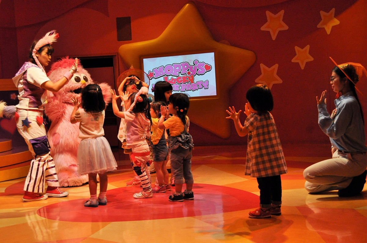 キャラクターのショーが運営できるように見守るのもユニババイトの仕事 写真の右端 キャステル Castel ディズニー情報