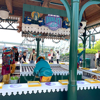 【2025】ユニバのカーニバルゲームを紹介!ぬいぐるみなどの景品や値段、成功のコツ、実施場所まとめ