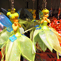 【2025】ディズニーのピーターパングッズ21選まとめ！大人かわいいアクセサリーやぬいぐるみも