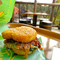 キャンプ・ウッドチャック・キッチンのメニューを解説！おにぎりサンド＆スモークチキンレッグも！