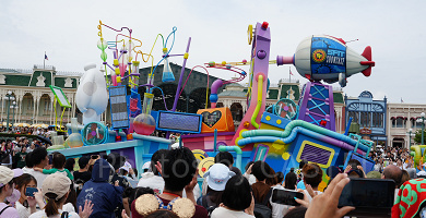 【2026年7月】ディズニーランド混雑状況レポート！混雑回避のポイントやアトラクション・レストランの待ち時間