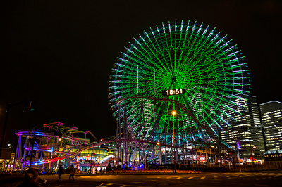 光り輝くコスモワールドのランドマーク