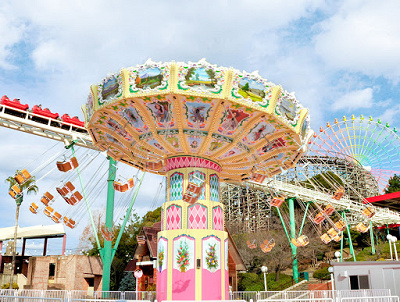 遊園地内のアトラクション