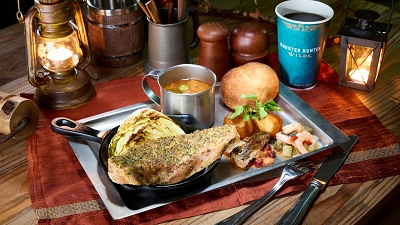 焚き火料理 ポーク、ワイルドハーブ、シルドニンニク