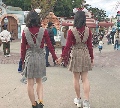 ボルドーとチェックのスカート
