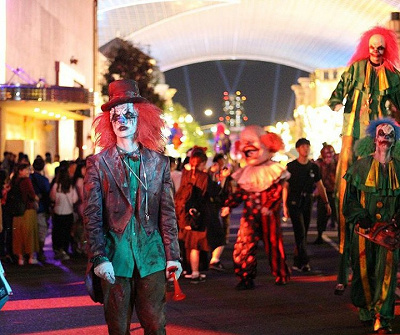 パークを徘徊するピエロゾンビたち