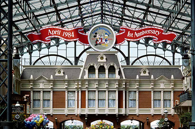 ディズニーランドの1周年ロゴ