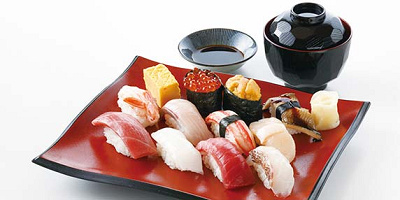 夕食は本格江戸前寿司を