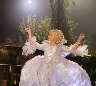 真っ白なドレスに身をまとったフェアリー・ゴッドマザー