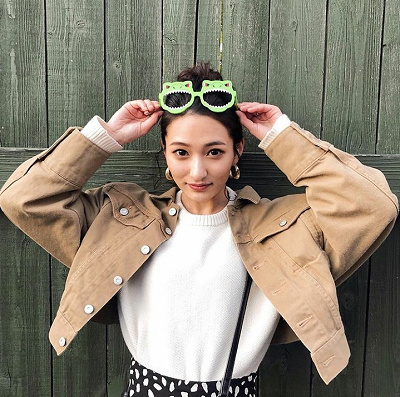大人コーデはUSJの伊達眼鏡をプラス