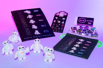 カラフルなネオンとベイマックスがデザインされたグッズ