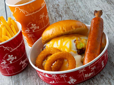 グラタン仕立てのアボカドチーズバーガー、骨付きソーセージとオニオンリング添え