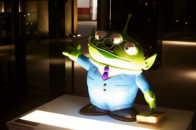 もしかしたらこんなサラリーマン・エイリアンがどこかにいるかもしれません…