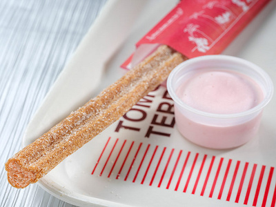 ミッキーチュロス（シナモン）、ストロベリーアイス付き