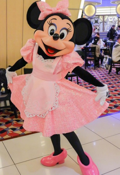 ウェイトレス姿が胸キュンなミニー♡