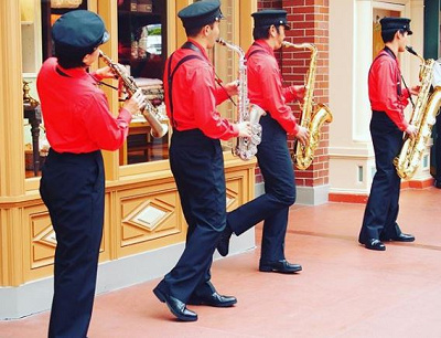 4人の消防士たちが奏でる演奏
