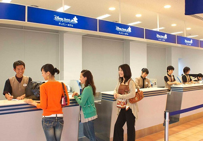 ウェルカムセンターの受付カウンター