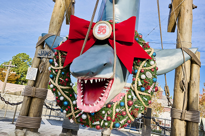 シャークにクリスマスリースの装飾が！