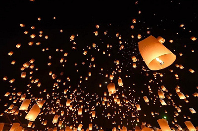 映画に登場する「光」のモデルはタイのコムローイ祭り