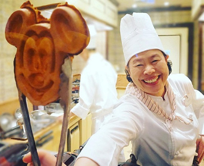 東京ディズニーランドグレートアメリカン・ワッフルカンパニー笑顔の素敵なカリナリーキャストさん