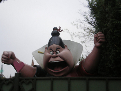 ディズニーの女王には珍しく、「美しくない女王」です