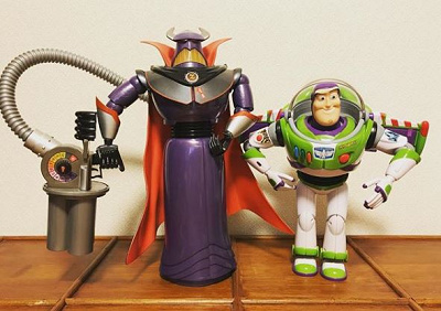 ザークとバズの関係は？