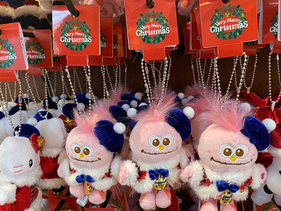 USJ 限定　雪だるまキティ ストラップ 虹色 鈴付き 2022】USJのクリスマスグッズ！スヌーピー／ハローキティ／セサミ