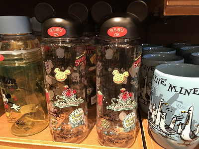 東京ディズニーリゾートのレストランやパークフードがデザインされたクリアボトル