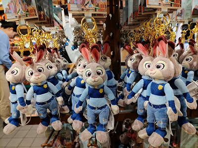 上海ディズニーズートピアグッズ：ジュディの警官ぬいぐるみキーチェーン