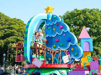 「トイズ・ワンダラス・クリスマス！」のフロートと登場キャラクター