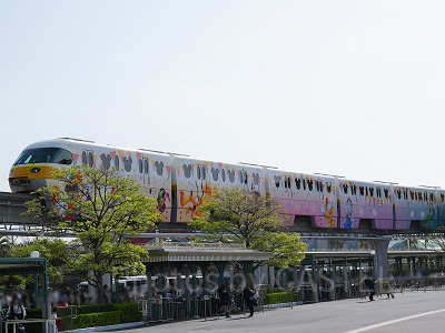 40周年ラッピングのディズニーリゾートライン