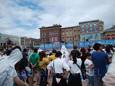 ミニオンクールファッションショー5分前の様子（全員立ち上がって開演を待つ）