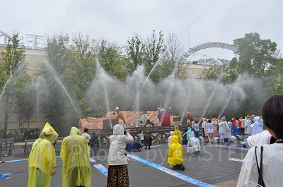 麦わらの一味と一緒にウォーターシューターで戦うゲスト／ワンピースウォーターバトル