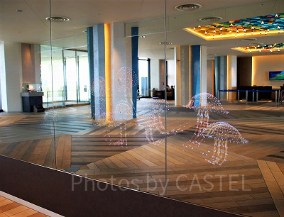 人の動きに海の生き物が反応する大型ディスプレイ