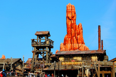 大きな岩山が目印☆