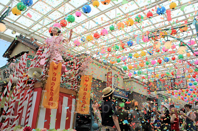 クライマックスでは大量の紙ふぶきが