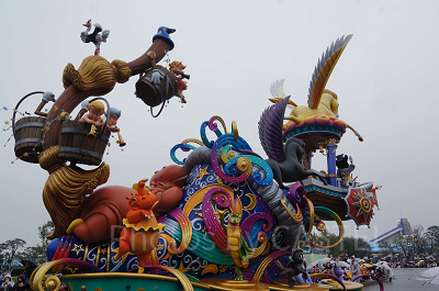 夢が大きすぎてフレームアウトするほど豪華絢爛なミッキーフロート