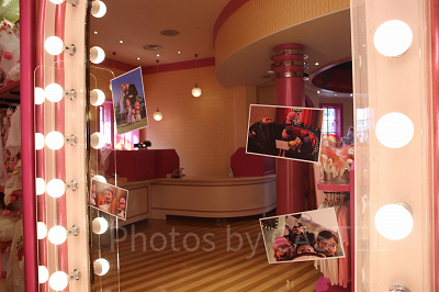 鏡にはグルーと三姉妹の写真