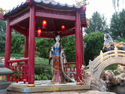 ヴォヤッジ・トゥ・ザ・クリスタル・グロット：かなり豪華なセットで迫力大のムーラン