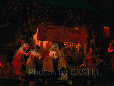 人身売買オークションが行われているシーン