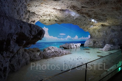 沖縄の表情豊かな空模様と波打ち際の海岸を再現した空間