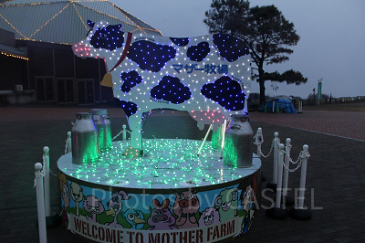 ゲストを出迎えてくれるキラキラな牛のオブジェ