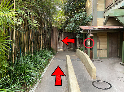 アドベンチャーランドエリアの喫煙所：建物に沿って左折→小道に入る