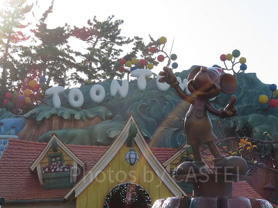 ミッキーの自宅を見学したら、グリーティングでごあいさつ！