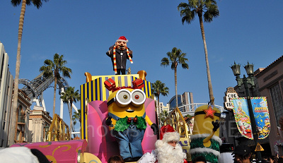 クリスマス仕様になったパレードにも注目！